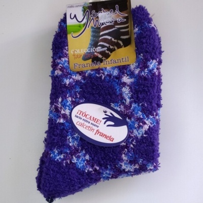 Meias de flanela infantil roxas com padrões brancos e azuis com etiqueta Ysabel Mora