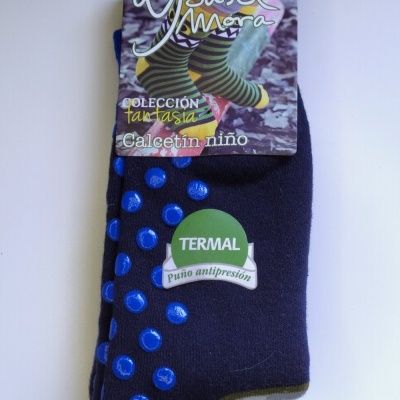 meias térmicas pretas com pontos antiderrapantes azuis para criança com etiqueta da marca Ysabel Mora