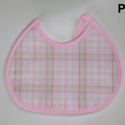 Babete redondo xadrez rosa com borda rosa e letra P no canto superior direito
