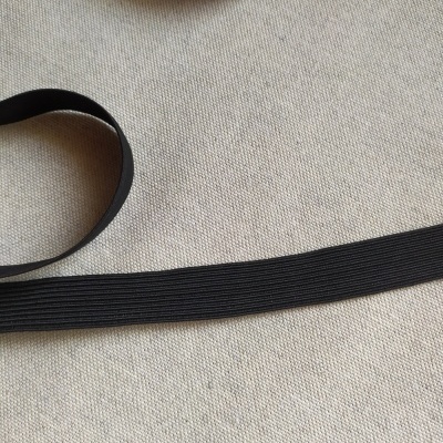 Elástico preto de 18 mm sobre tecido bege claro com texto 18 mm