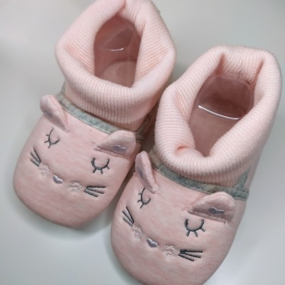 Sapatinhos de bebé cor-de-rosa com rosto de gato bordado