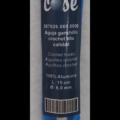 Agulha de croché azul e bege em alumínio com embalagem azul e rótulo preto com texto