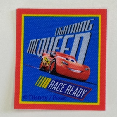Autocolante quadrado com Lightning McQueen e texto em azul e vermelho.