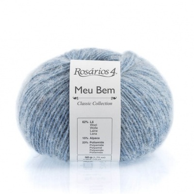 Novelo de lã azul claro Rosários 4 Meu Bem Classic Collection com etiqueta branca