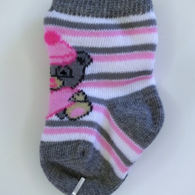 Meia infantil com riscas e urso cor de rosa e cinza