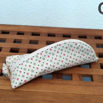 Estojo de tecido branco com flores pequenas em madeira quadriculada