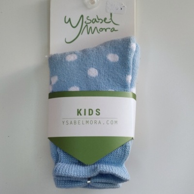 Meias azuis com bolinhas brancas para crianças da marca Ysabel Mora com embalagem