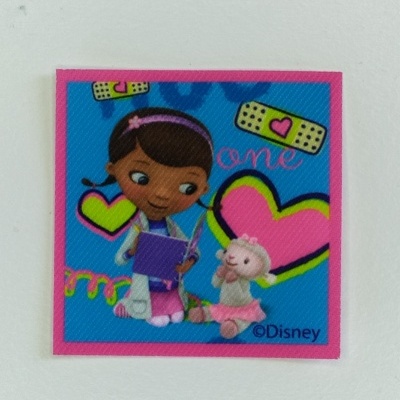 Personagem animada feminina com tablet e carneirinho, fundo azul com corações e adesivos, quadro rosa