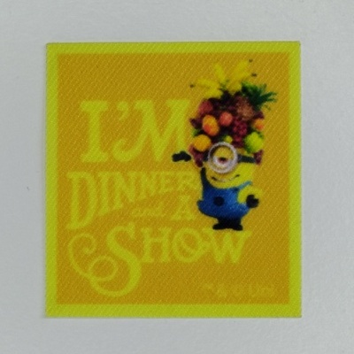 Etiqueta amarela com Minion e texto I'M DINNER SHOW