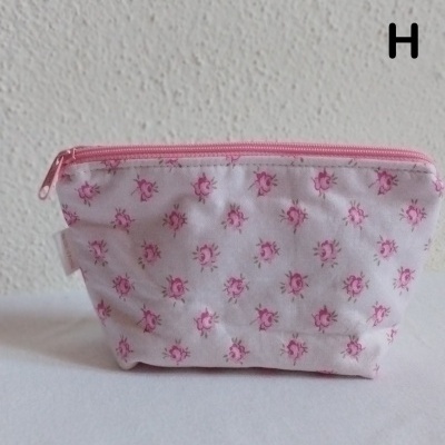 Estojo branco com flores cor-de-rosa e fecho rosa