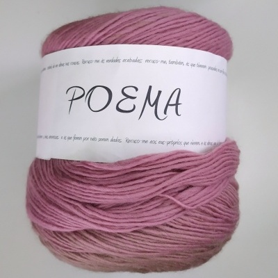 Novelo de lã rosa com etiqueta branca rotulada POEMA