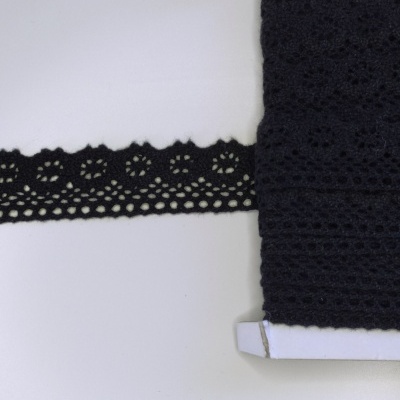 Renda preta em bobina com padrão floral e texto Renda 16