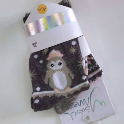 Par de meias cinza com padrão de pinguim e flocos de neve