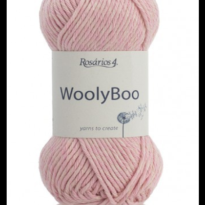 Skein of light pink wool yarn with Rosários 4 WoolyBoo label