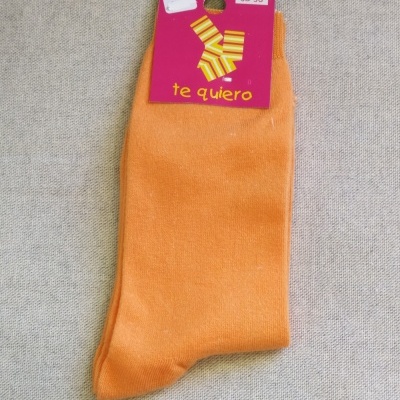 Meias de cor laranja com etiqueta rosa 'te quiero'