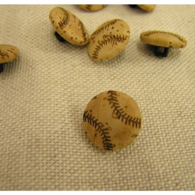 Botões redondos de madeira com padrão de bolas de baseball sobre tecido bege