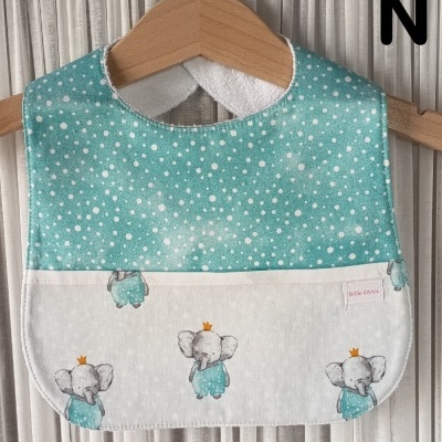 Babete para bebé com elefantes e bolinhas em cabide de madeira