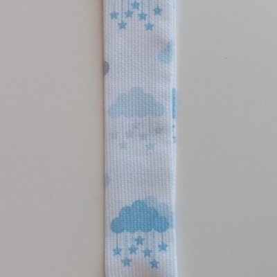 Tira de tecido branca com padrão de nuvens azuis e clipe branco em fundo branco