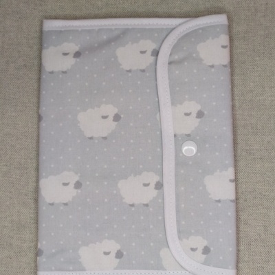 Estojo de tecido com padrão de ovelhas brancas e botão branco