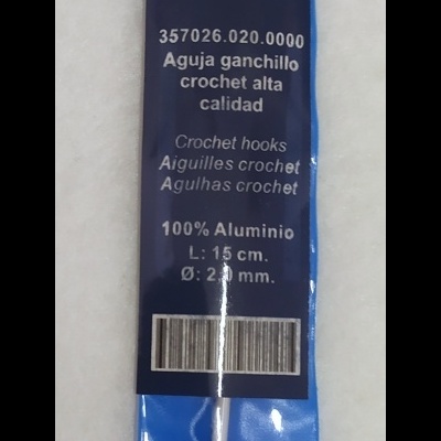 Agulha de croché em alumínio na embalagem azul com etiqueta preta