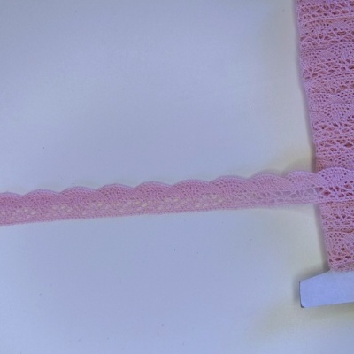 Bobina de renda rosa claro com padrão rendado e ondulado