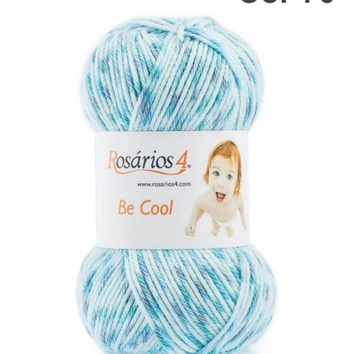 Skein de lã azul claro com etiqueta Rosários4 e texto Be Cool