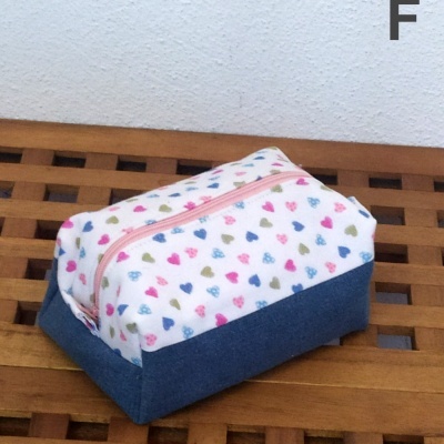 Estojo retangular azul escuro e branco com corações coloridos e fecho rosa