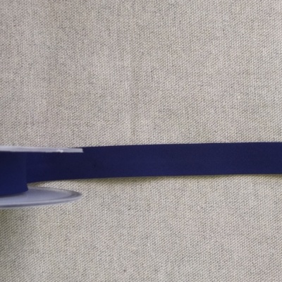 Fita azul escura em suporte transparente sobre fundo de tecido bege com texto 'Cor 13'