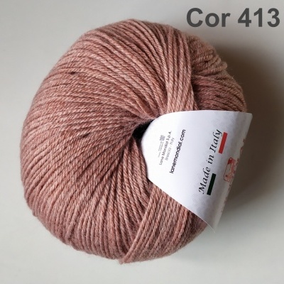 Novelo de lã cor de rosa claro com etiqueta branca