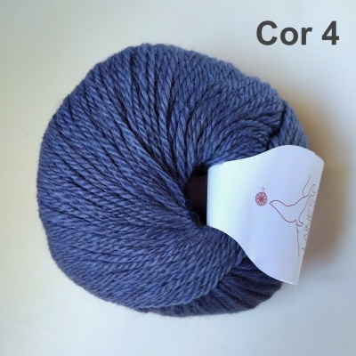 Novelo de lã azul escuro com etiqueta branca e texto Cor 4