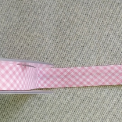 Fita decorativa rosa e branca em padrão xadrez