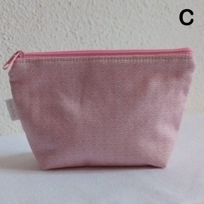 Saco pequeno rosa claro com padrão de ondas e fecho de correr rosa