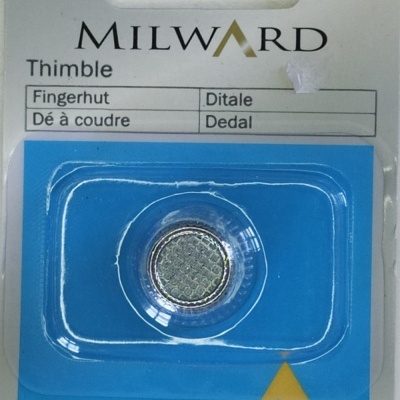 Dedal metálico em embalagem de cartão branca e azul com texto MILWARD e indicações em várias línguas