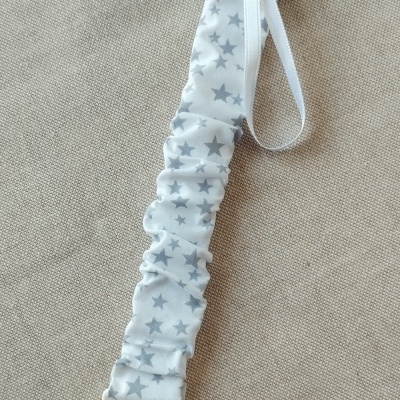 Prendedor para chupeta branco com estrelas cinzentas e clipe plástico branco