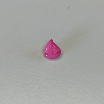 Pequeno objeto rosa em forma de vela de barco