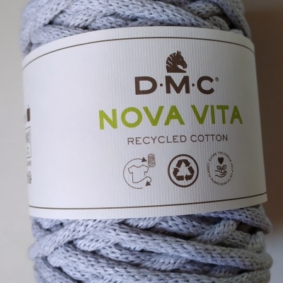 Rolo de fio de algodão reciclado cinzento claro com etiqueta D.M.C NOVA VITA