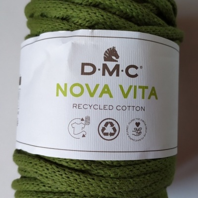 Rolo de fio D.M.C Nova Vita verde oliva com etiqueta branca