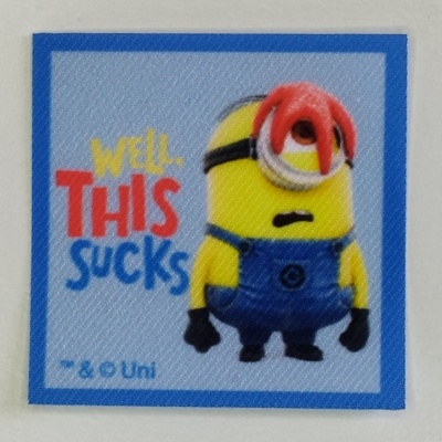Adesivo quadrado azul com Minion e texto Well This Sucks