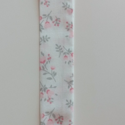 Porta-chupetas em tecido branco com padrão de flores pequenas