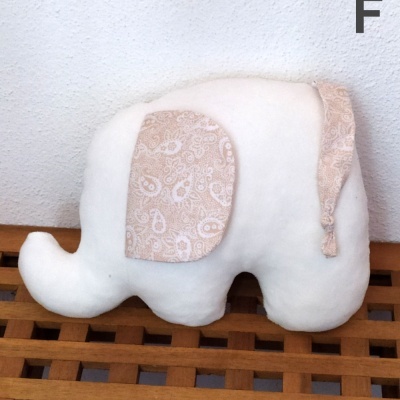 Pelúcia de elefante branca com orelha e cauda padrão floral