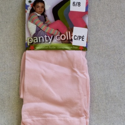 Meia-calça rosa clara para criança com embalagem contendo imagem de menina e texto