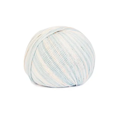 Bola de fio branco com nuances azuis e texto 'Cor 912'