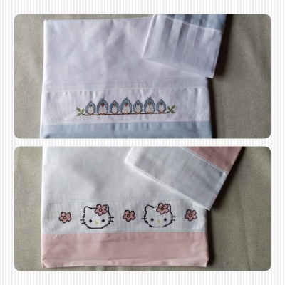 Fraldas de bebé com bordados de pinguins e Hello Kitty