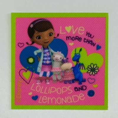 Quadro colorido com personagem infantil, ovelha, dragão azul e texto Disney