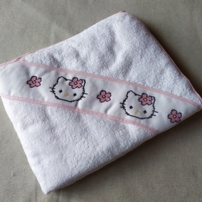 Toalha branca com bordas decoradas com Hello Kitty e flores cor de rosa