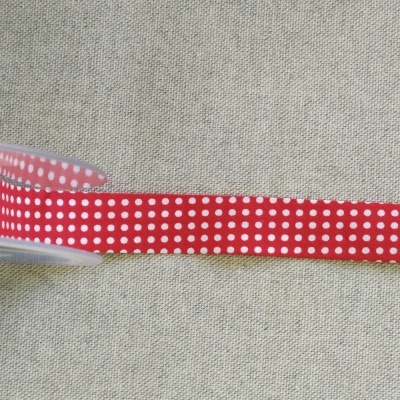 Fita vermelha com bolinhas brancas e texto Padrão 12