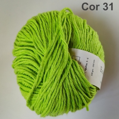 Novelo de lã verde limão com etiqueta e texto Cor 31