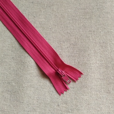 Zíper rosa sobre fundo bege