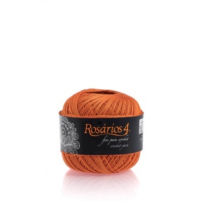 Novelo de fio para crochet laranja da marca Rosários 4 com etiqueta preta e detalhes florais