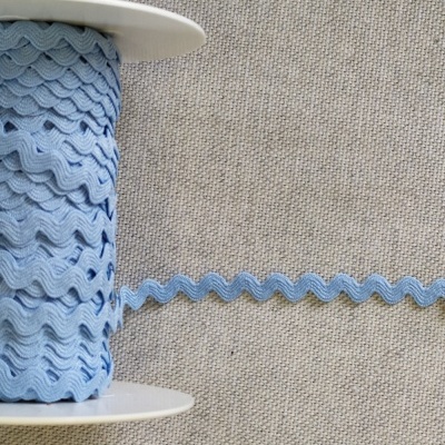 Bobina com fita azul ondulada